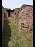 08153 ostia - regio v - via della fortuna della annonaria - edificio (v,iv,2) - 1. raum von westen - bli entlang der westwand in ri terme dell'invidioso (v,v,2) - 06-2024.jpg